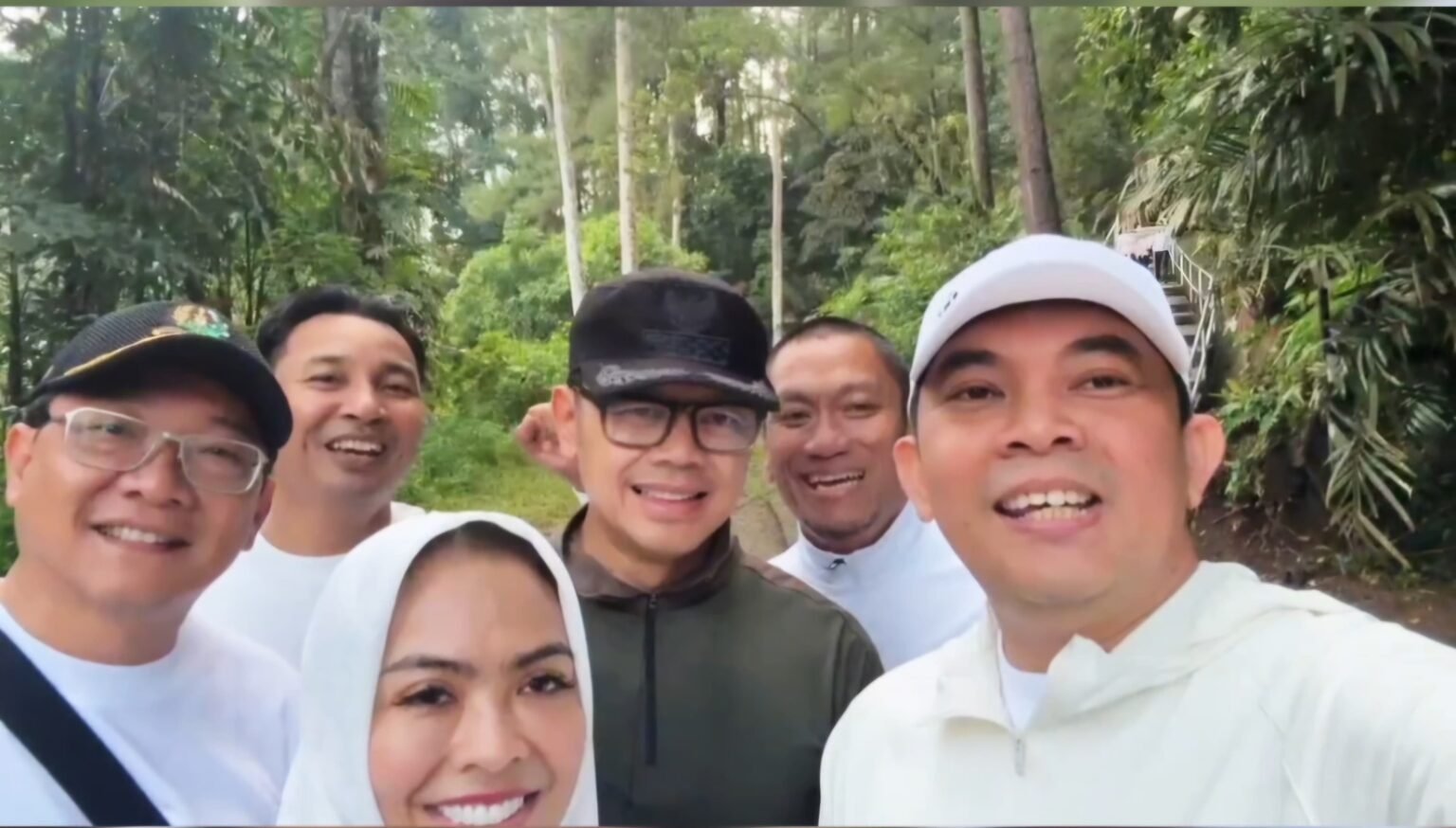Hari Ke-7 Retreat, Bupati Andi Rudi Latif Menuju Puncak Gunung Tidar