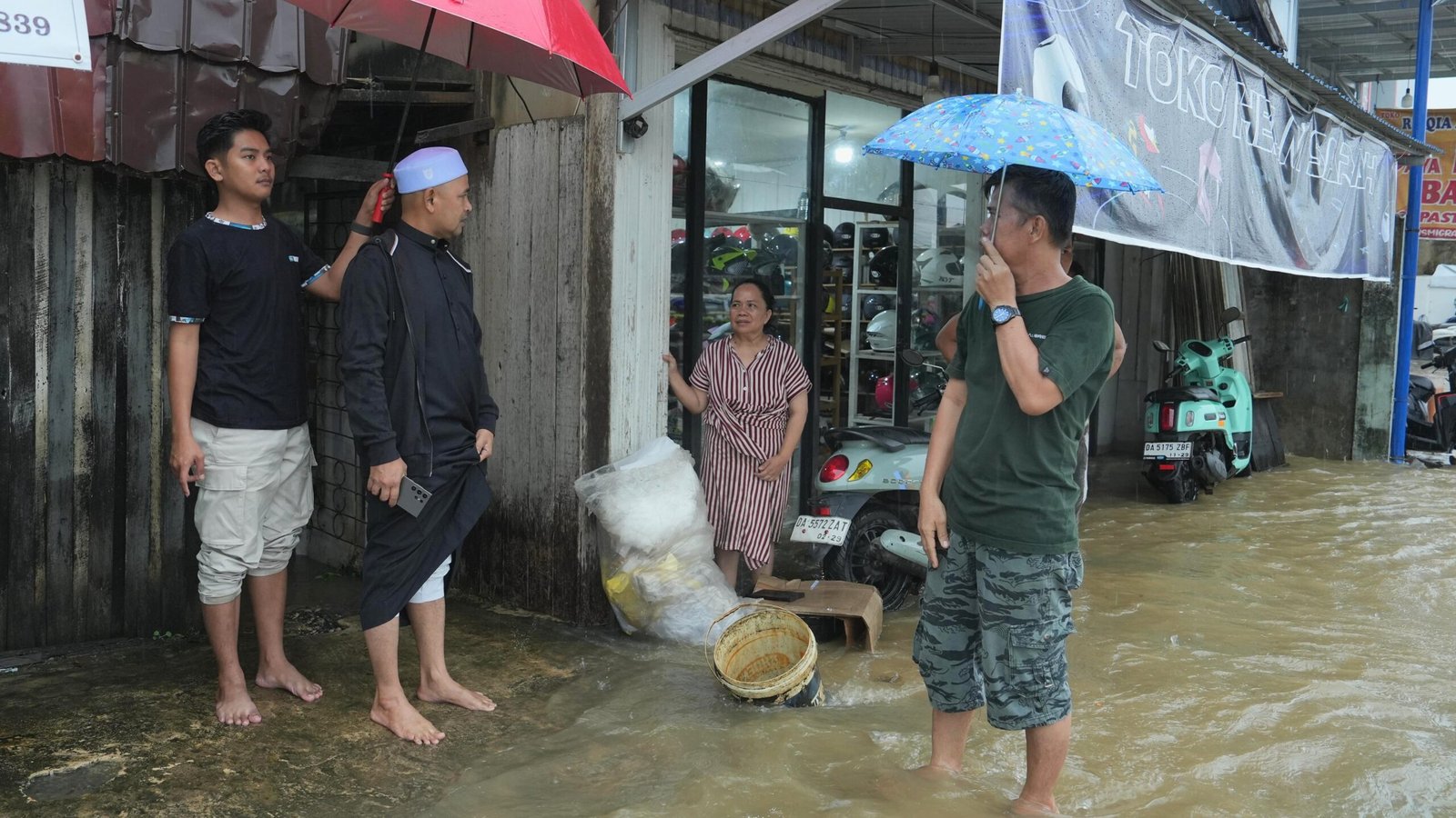 Jalankan Instruksi Bang Arul, Wabup Bahsanuddin Terjang Banjir Simpang Empat