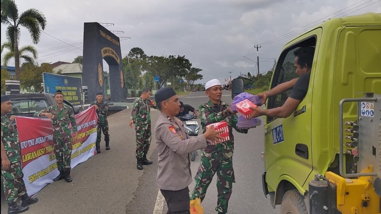 Berbagi Takjil Gratis di Jalan, Bangun Sinergitas Personil TNI dan Polri