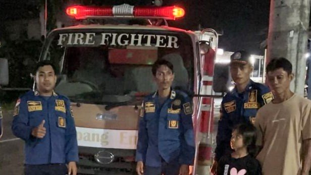 Tim Damkar Berhasil Evakuasi Sarang Tawon di Kupang Berkah Jaya