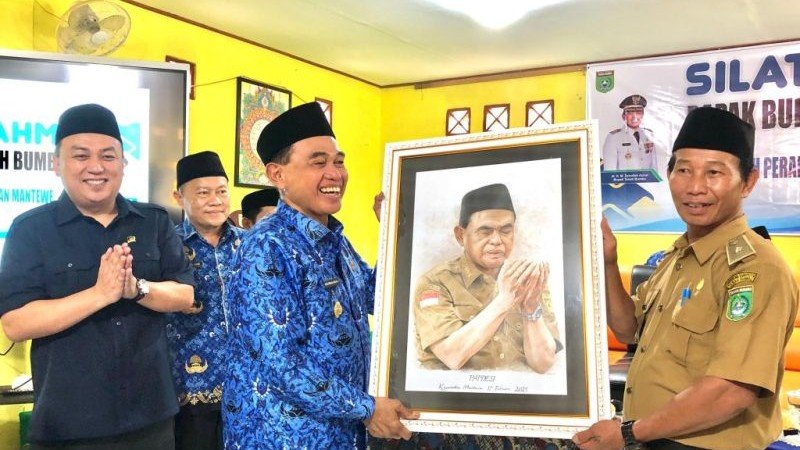 Safari Perkuat SDSM di Mantewe, Bupati dr Zairullah Terima Karikatur Dirinya